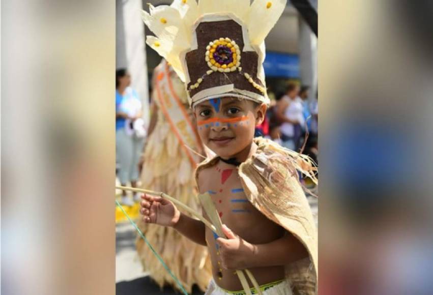 Precioso alumno representando al Indio Lempira.