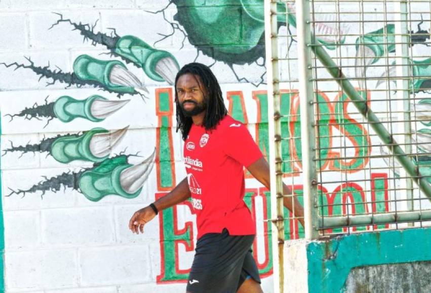 Roy Smith: El gerente deportivo Rolin Peña del Marathón confirmó que el defensor tico no sigue más en el Marathón pese a que tiene contrato de seis meses con el club verde. '“Ya solo se está trabajando en rescindir su contrato”, indicó el dirigente del club sampedrano.