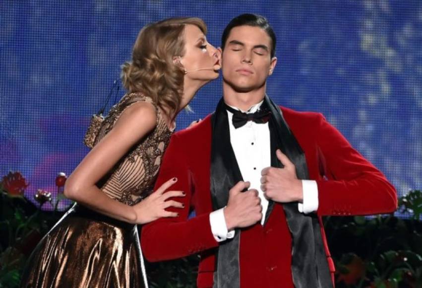 Taylor Swift en su presentación en los American Music Awards 2014.
