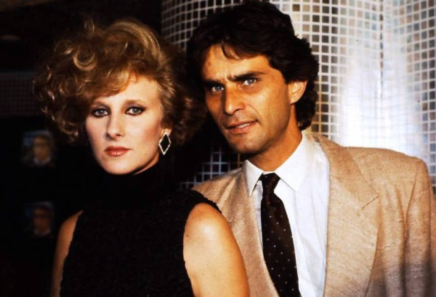 Christian Bach y Humberto Zurita <br/>Los actores se conocieron haciendo una fotonovela en 1981. Después actuaron juntos en la telenovela 'Soledad' (1981) e hicieron la obra 'El cepillo de dientes'. Aunque comenzaron siendo amigos y confidentes, el verse y convivir se convirtió en una necesidad aunque por aquel entonces cada uno tenía a su respectiva pareja. Finalmente se hicieron novios, después vivieron cuatro años en unión libre para después contraer nupcias.<br/><br/>