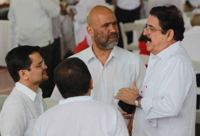 Diputados del PAC conversan con el expresidente y diputado de Libre Manuel Zelaya Rosales.
