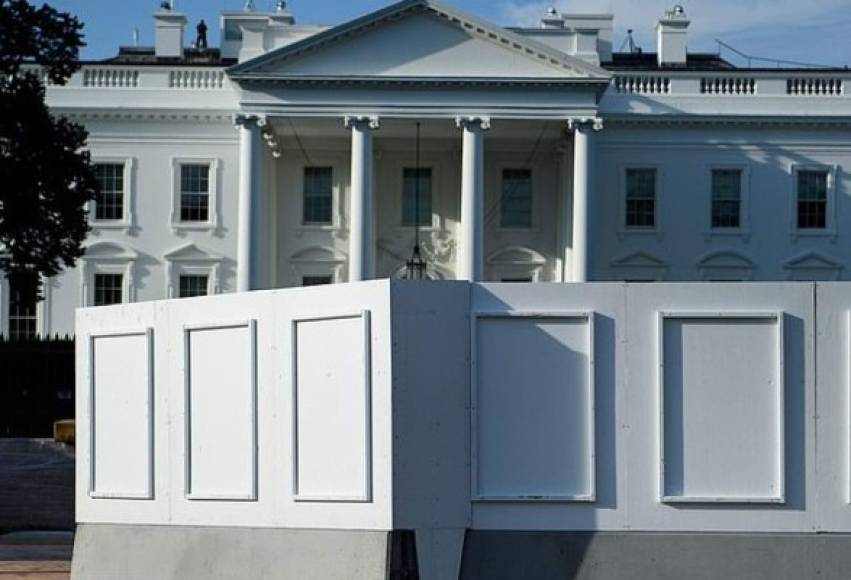 Usuarios en redes sociales han criticado al presidente, Donald Trump, al afirmar que está levantando un muro alrededor de la Casa Blanca.