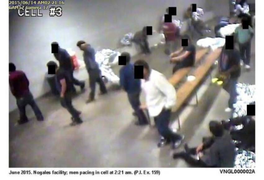 La demanda obligó al servicio de Aduanas y Protección Fronteriza de Estados Unidos (CBP) a divulgar imágenes tomadas por las cámaras de seguridad de uno de estos centros de detención en la ciudad de Douglas, Arizona, en septiembre de 2015.