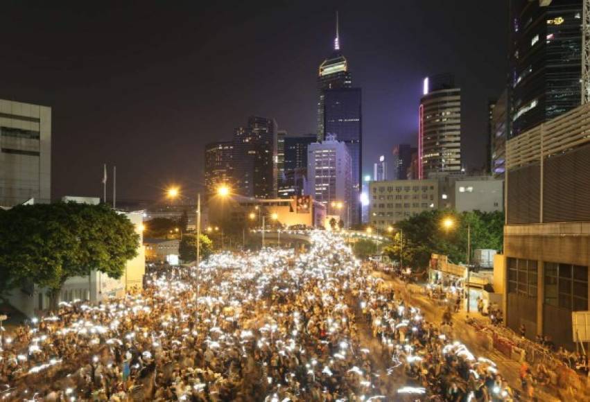 Los protestantes iluminan con sus teléfonos móbiles en la protesta de anoche, en las cercanías de las oficinas del Gobierno de Hong Kong.