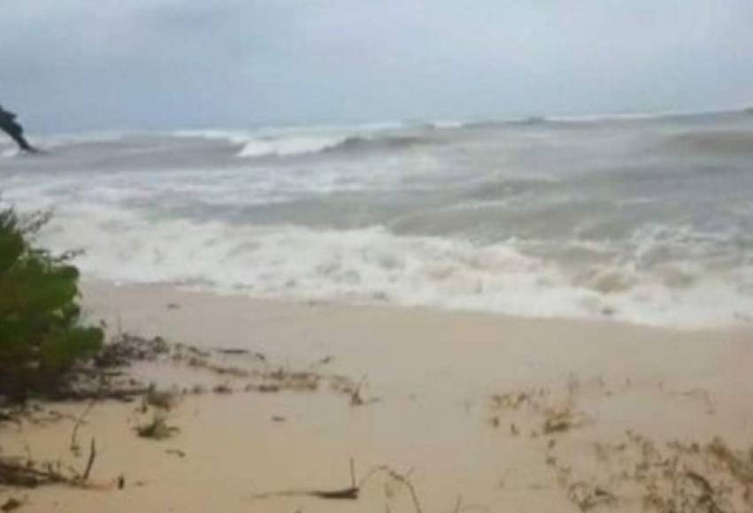 El mar golpeó con una extrema violencia en las costas de San Martín y hay una 'gran sumersión de las zonas bajas del litoral', señaló la agencia meteorológica francesa Meteo France.