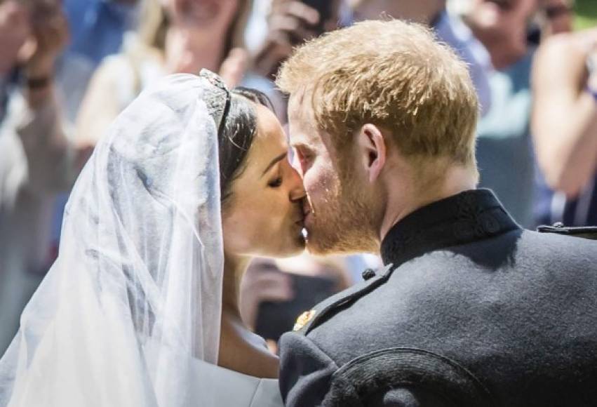 Harry y Meghan se casaron en una ceremonia en el Castillo de Windsor, donde fueron saludados por unas 100.000 personas en las calles.