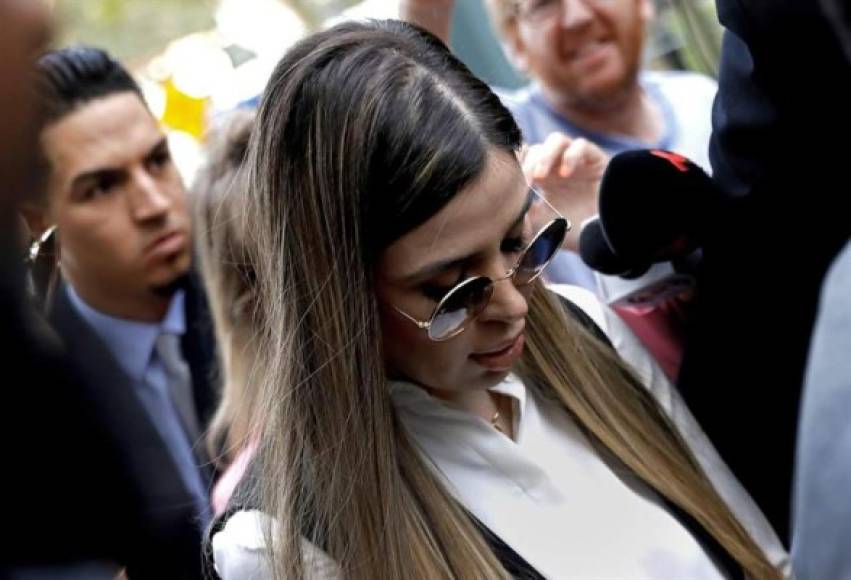 Emma cambió de look para la última audiencia de El Chapo. La ex reina de belleza se aclaró el cabello.