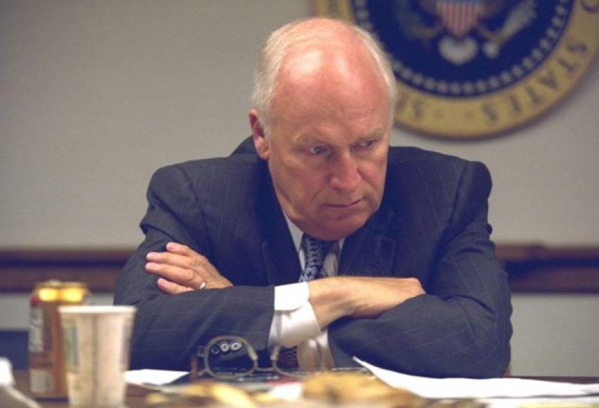 El vicepresidente Dick Cheney con semblante preocupado.