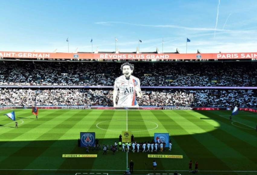 Una postal de los jugadores del PSG y Estrasburgo saludándose previo al inicio del partido, con una enorme imagen del capitán Marquinhos en el fondo.