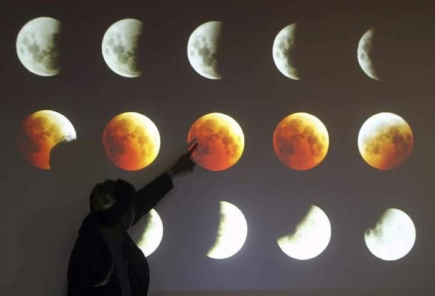 El narrador del Planetario y Observatorio de Yakarta, Cecep Nurwendaya, muestra las fases de un eclipse total lunar durante una rueda de prena en Yakarta (Indonesia) hoy, miércoles 8 de octubre de 2014, durante un eclipse lunar completo. EFE