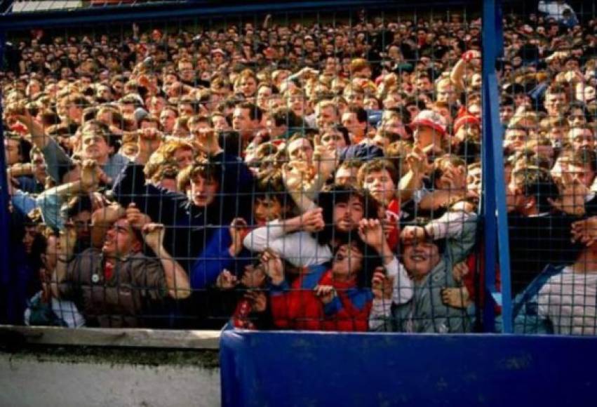 Terrible avalancha en el Estadio Hillsborough, Inglaterra (1989). Se dio el sábado 15 de abril de 1989 en el estadio de Hillsborough, en Sheffield (Inglaterra), en el que fallecieron 96 personas aplastadas contra las vallas del estadio a causa de una avalancha.