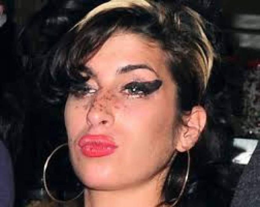 Amy Winehouse<br/>Todo acabó el 23 de julio del 2011, cuando la voz de Amy se apagó para siempre debido a una sobredosis de alcohol con crack, heroína , murió a los 27 años, edad fatídica en el mundo de la música.<br/>Amy sufría de bulimia severa. Eso no se supo hasta que su hermana lo confesó un par de años después de su muerte. Después del divorcio, la estrella del soul agudizó sus adicciones que la llevaron hasta la muerte. <br/>