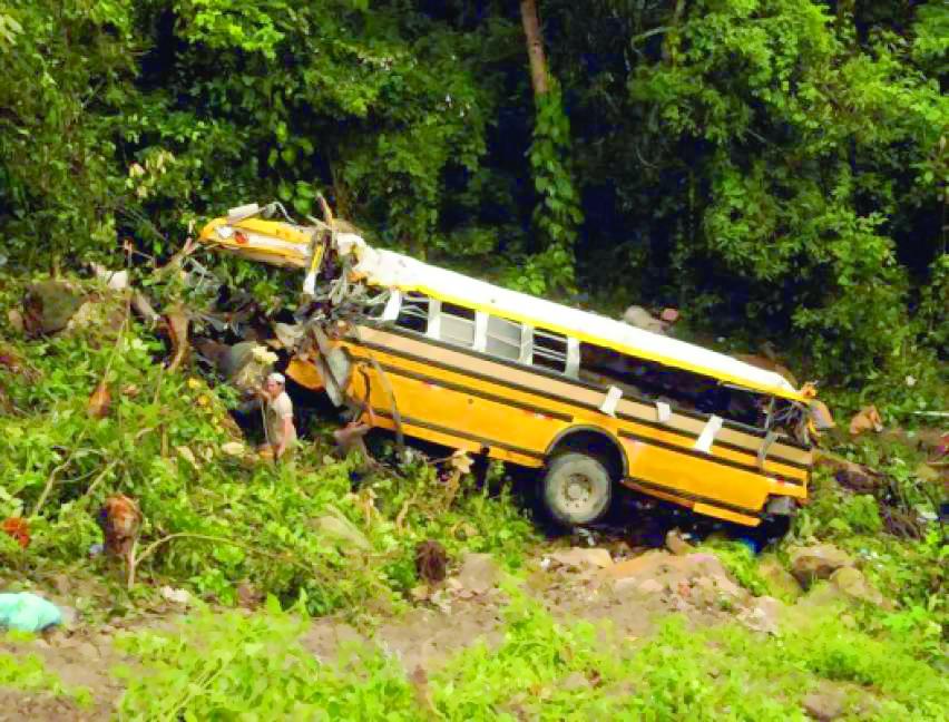 Un bus en que se trasladaban testigos de Jehová se precipitó en una hondonada en Copán.