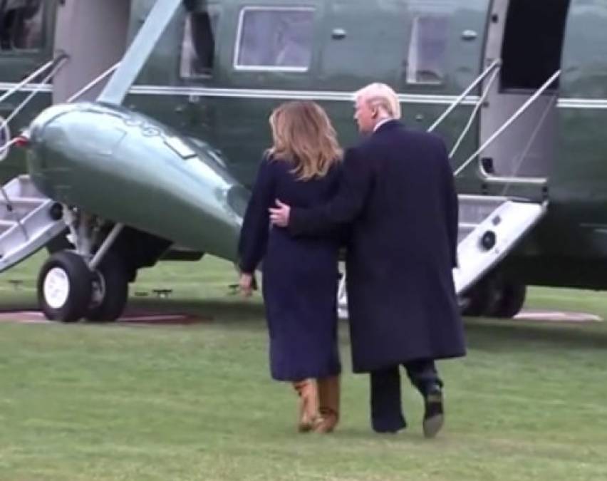 La primera dama, que lució un abrigo azul marino combinado con unas botas, tropezó antes de subir al helicóptero y evitó una caída gracias a la ayuda del magnate.