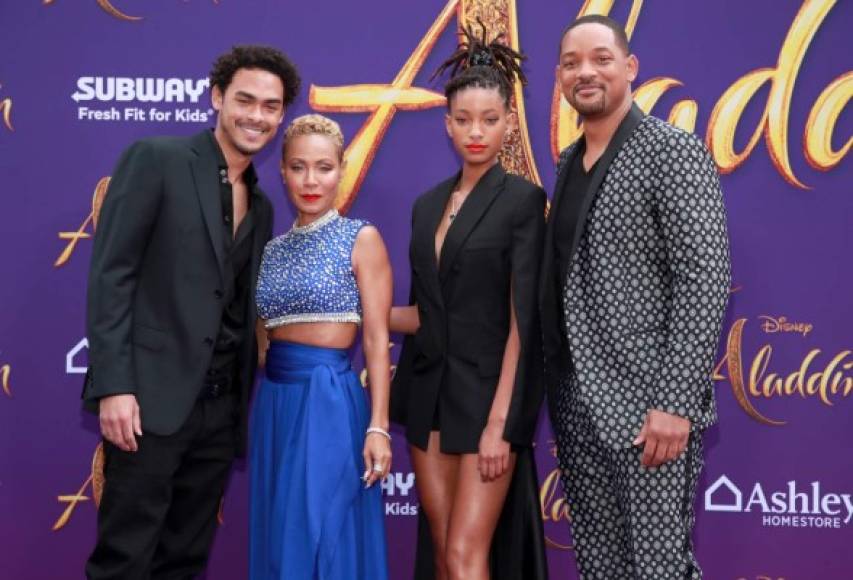 Will Smith, el genio de la lámpara en esta nueva versión del clásico de Disney, llegó a la premiere de la cinta Aladdin en Los Ángeles de la mano de su esposa, Jada Pinkett y todos sus hijos: Trey Smith, Willow Smith y Jaden Smith.