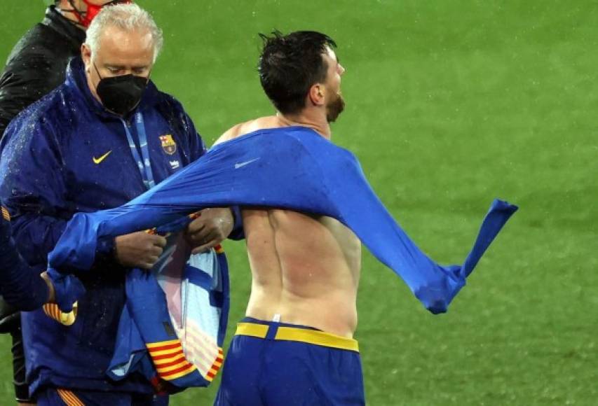 Lionel Messi tuvo que cambiarse la camiseta en el segundo tiempo tras la fuerte lluvia.