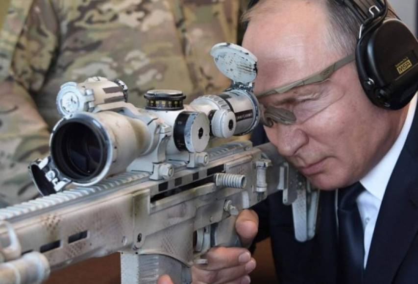 Según medios locales, el líder ruso hizo cinco disparos desde una distancia de 600 metros y dio en el objetivo más de la mitad de las veces.<br/>