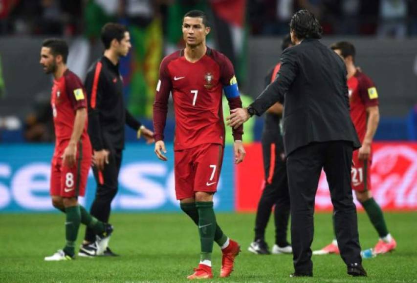 Chile se clasificó hoy para la final de la Copa Confederaciones al derrotar a Portugal en la ruleta rusa de los penaltis (3-0) con Claudio Bravo como héroe, ya que paró los tres penaltis lanzados por los futbolistas portugueses. El fútbol premió al más valiente, ya que Chile atacó más y dispuso de las mejores ocasiones de gol y disputará el domingo en San Petersburgo la final del torneo ante el ganador de la segunda semifinal entre Alemania y México.