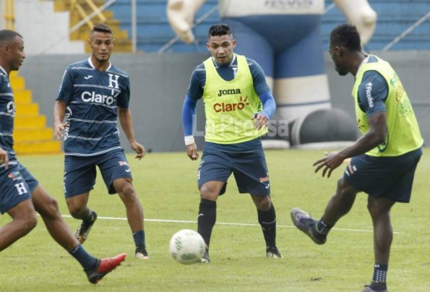 Maynor Figueroa, Emilio Izaguirre, Alex López y Ovidio Lanza en la disputa de la pelota.