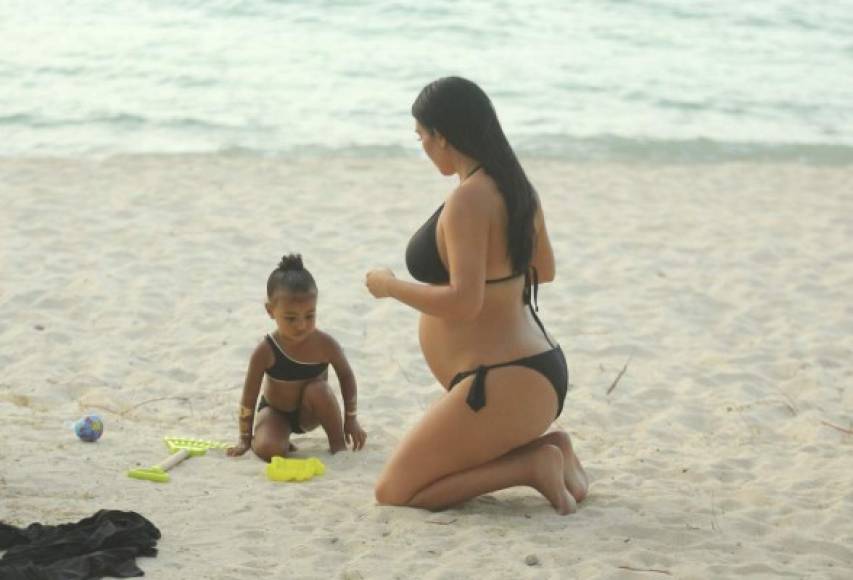 En el segundo embarazo de Kim Kardashian la pequeña North ve crecer a su hermanito en el vientre de su madre.