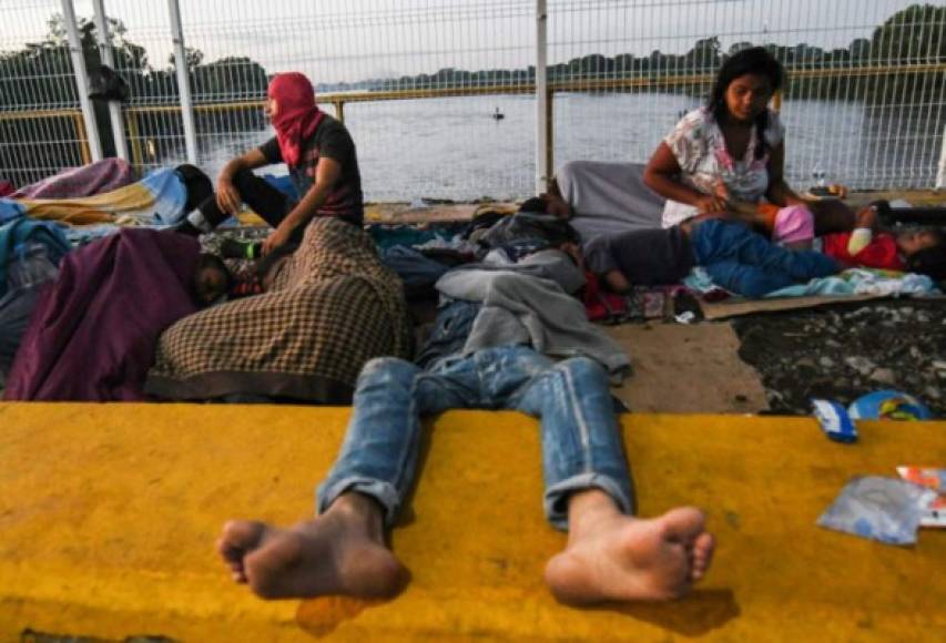 Los migrantes descansaron antes de emprender su viaje.
