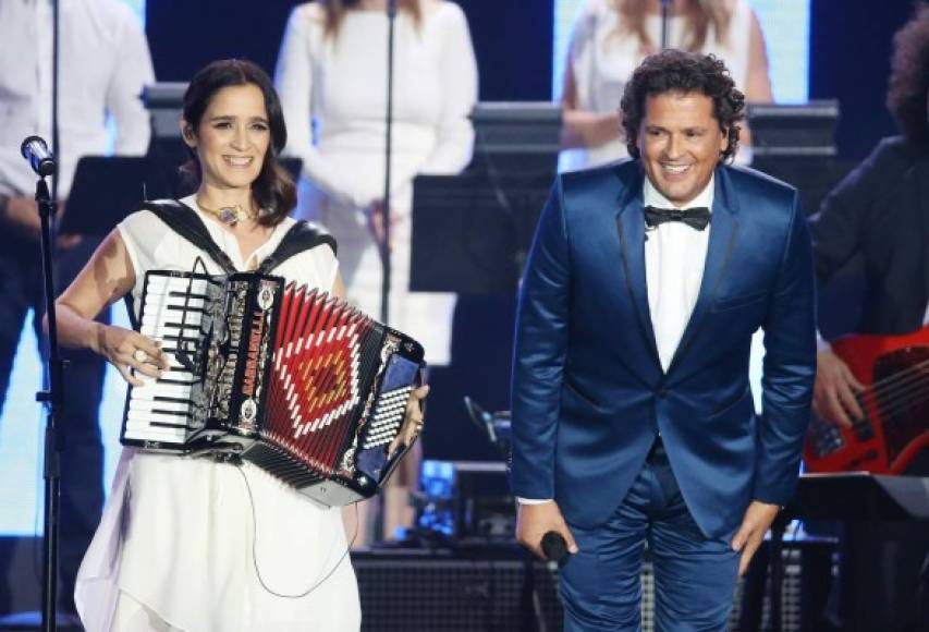 Carlos Vives y Julieta Venegas.