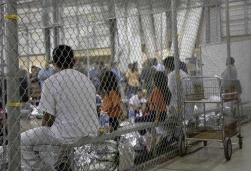 La joven representante demócrata Alexandria Ocasio-Cortez comparó a los centros de detención con 'campos de concentración' gestionados por una administración 'fascista'.