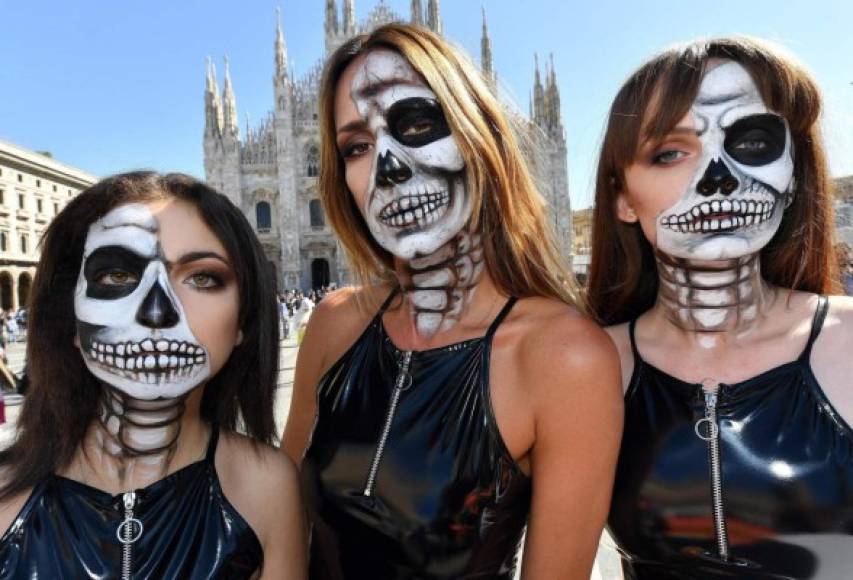 ITALIA. Protesta en la Semana de la Moda de Milán. Activistas, entre ellas la cantante Kris Reichert (c), protestan contra del uso de pieles de animales en la industria de la moda ante la catedral de Milán.