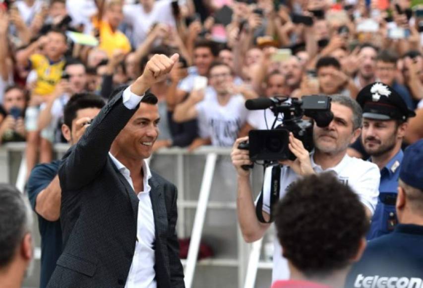 Cristiano Ronaldo será el jugador mejor pagado de la Serie A (Primera) y ganará unas cuatro veces más que el argentino Gonzalo Higuaín, que contaba anteriormente con el mejor contrato del Juventus (8 millones de euros netos).<br/>