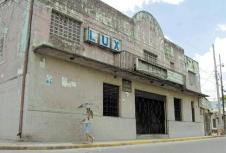 Mientras que el cine Lux comenzó a funcionar en los años 50, inicialmente su nombre era Teatro Etiempica, pero en 1960 fue cambiado por un nombre más comercial.