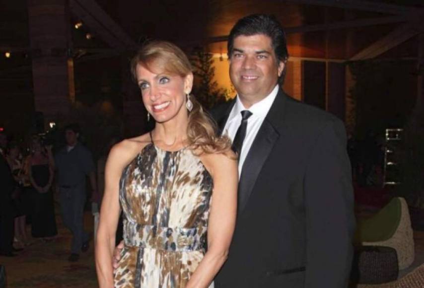 En 2013 Lili Estefan concedió una entrevista a People, en la que desmintió rumores de un divorcio.