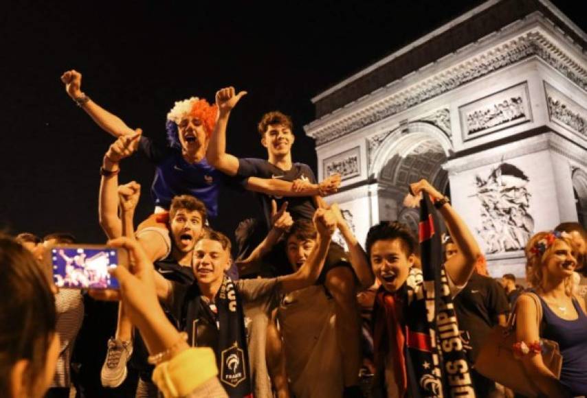 La euforia por la clasificación a la tercera final de su historia en un Mundial fue motivo para que los franceses celebraran en todos los espacios públicos de la ciudad.
