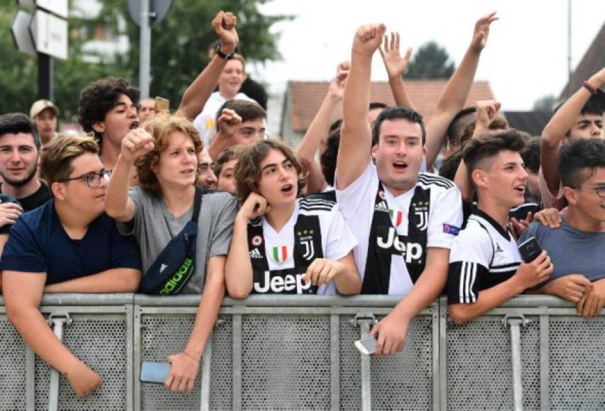 Aficionados de todas las edades de la Juventus han aclamado al astro portugués y le pidieron que ganara la Champions League.