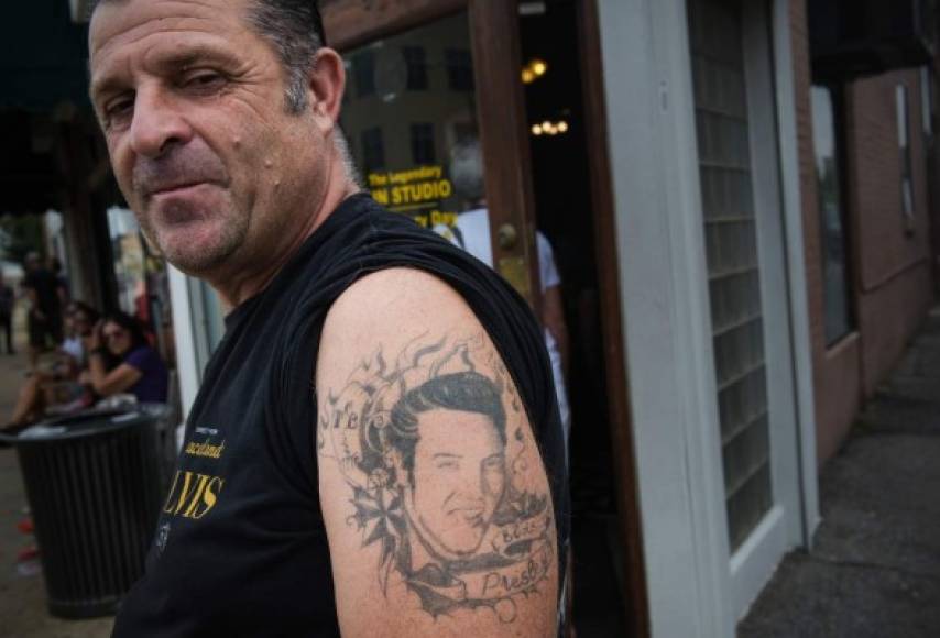 "Eric Philiponska, de Francia, muestra su tatuaje del 'Rey del Rock'."