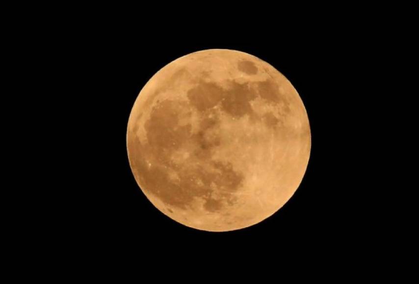 La luna alcanzó su máximo esplendor alrededor de las 7:00 pm de Honduras.
