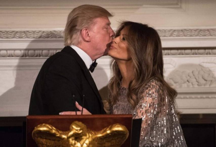 Trump y Melania fueron luego los anfitriones de una cena de gala en la Casa Blanca en honor a la Asociación de Historia.