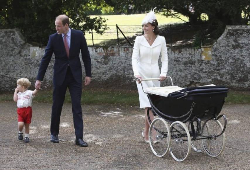 Por primera vez, el príncipe Guillermo, de 32 años, su esposa Catalina, de 33, el príncipe Jorge, quien cumplirá 2 años el 22 de julio, y su hermana pequeña, nacida hace nueve semanas, aparecieron juntos en público.