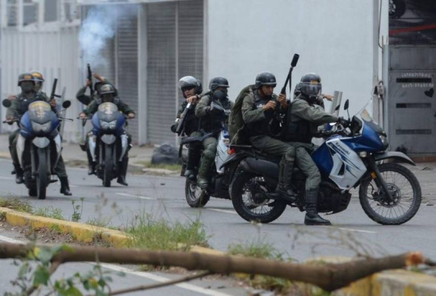 Videos en redes sociales muestran a los policías antimotines disparar balas de goma a quemarropa a los opositores.