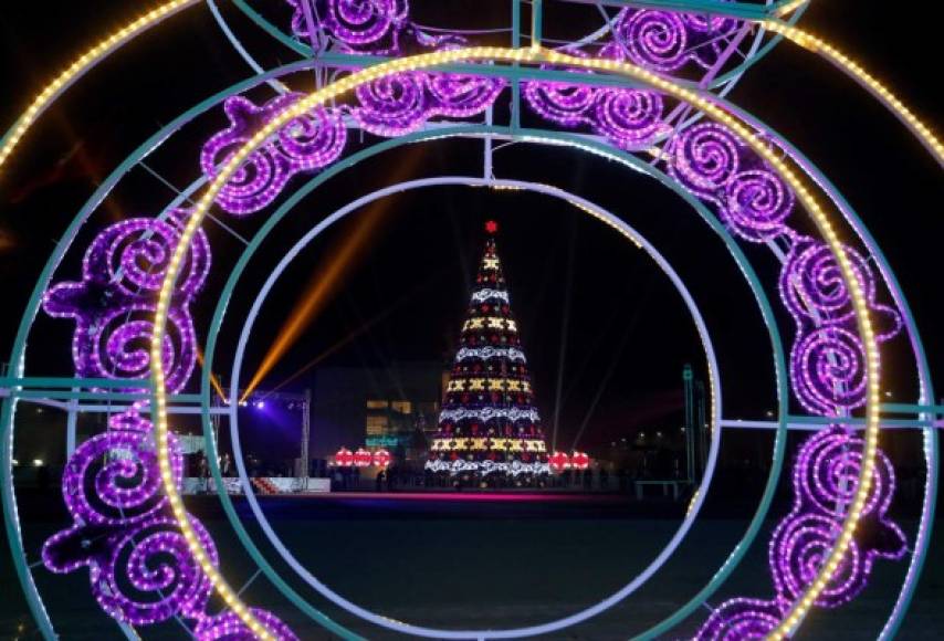 Kirguizistán.<br/>Color navideño. Vista del árbol de Navidad iluminado en la Plaza Ala-Too, en Bishkek.