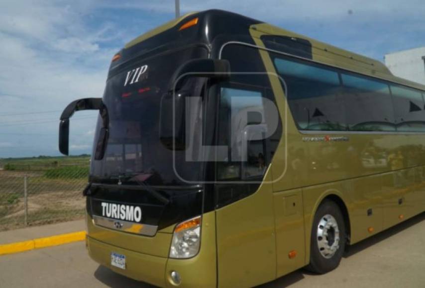 En este autobús se trasladó la selección de EUA para el hotel en donde estarán concentrados.