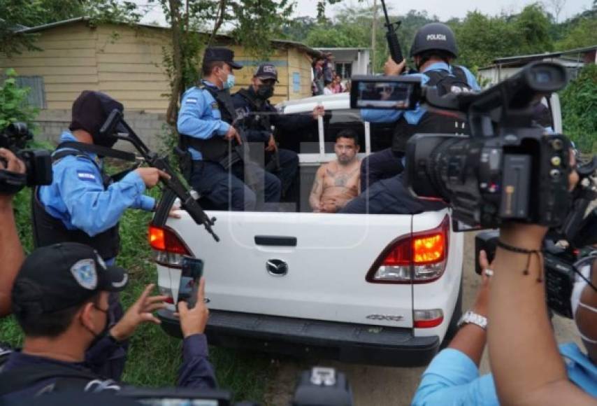 A la vez, informaron que se suscitó un enfrentamiento entre policías y presuntos delincuentes, cuando estos se vieron acorralados por el operativo policial. Preliminarmente, informan que uno de los individuos que huyó estaría herido.