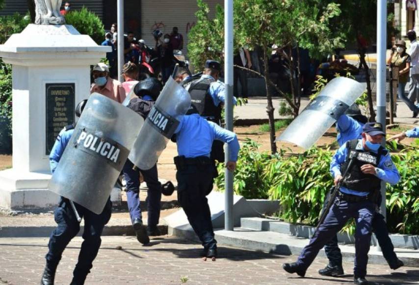 El parque central de Tegucigalpa fue el escenario del enfrentamiento entre policías y manifestantes.