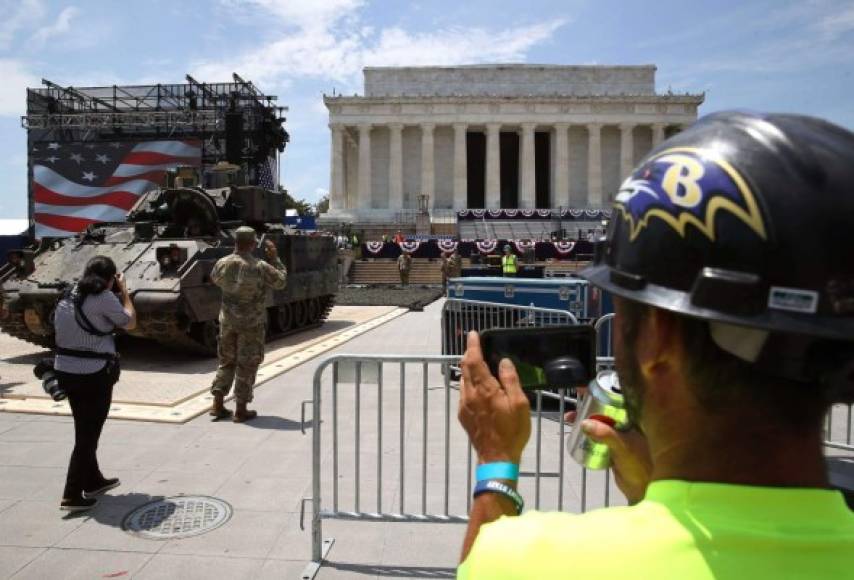 Trump se ha empeñado en celebrar algún tipo de exhibición militar en Washington desde que quedó maravillado poco después de llegar al poder con el desfile en París del 14 de julio, Día de la Bastilla, al que le invitó el presidente francés, Emmanuel Macron, en 2017.