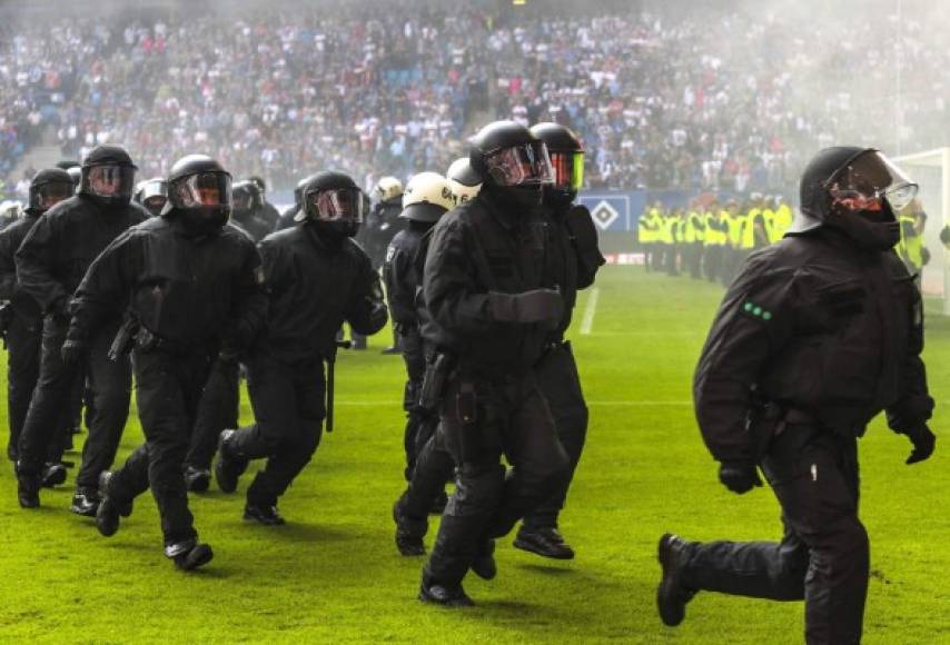 La seguridad del estadio tuvo que saltar al terreno de las acciones tras los disturbios.