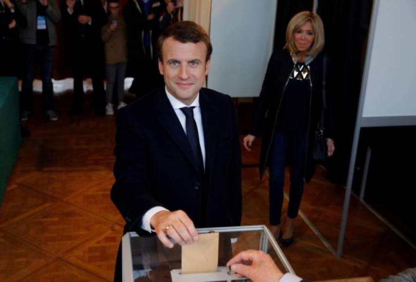 El presidente electo al momento de ejercer el sufragio en un centro de votaciión del norte de Francia.