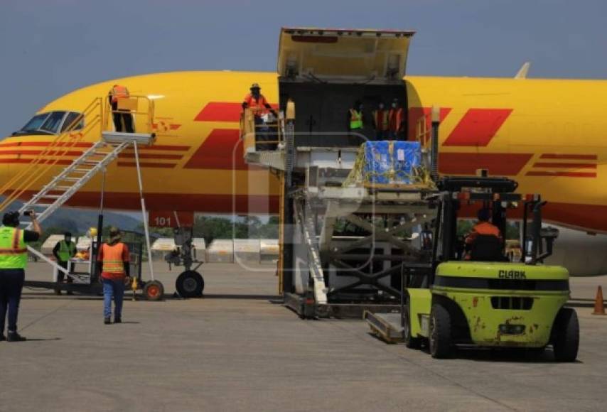 Autoridades hondureñas acudieron a la terminal aérea para ejecutar los protocolos de recibimiento de los lotes, junto a personal especializado sanitario. Estas serán trasladadas por logística estatal para que Secretaría de Salud disponga de estas y su posterior proceso inoculador.