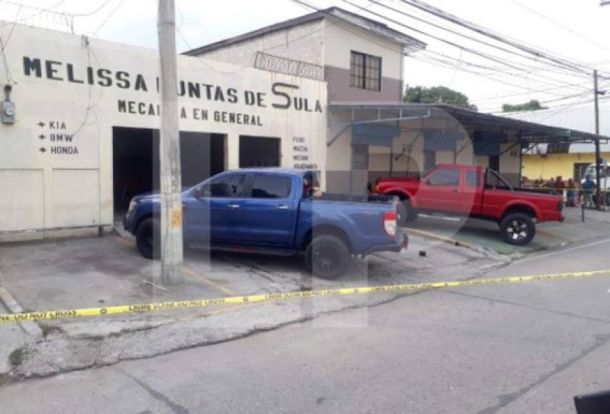 Dentro del vehículo quedaron los otros dos hombre muertos.