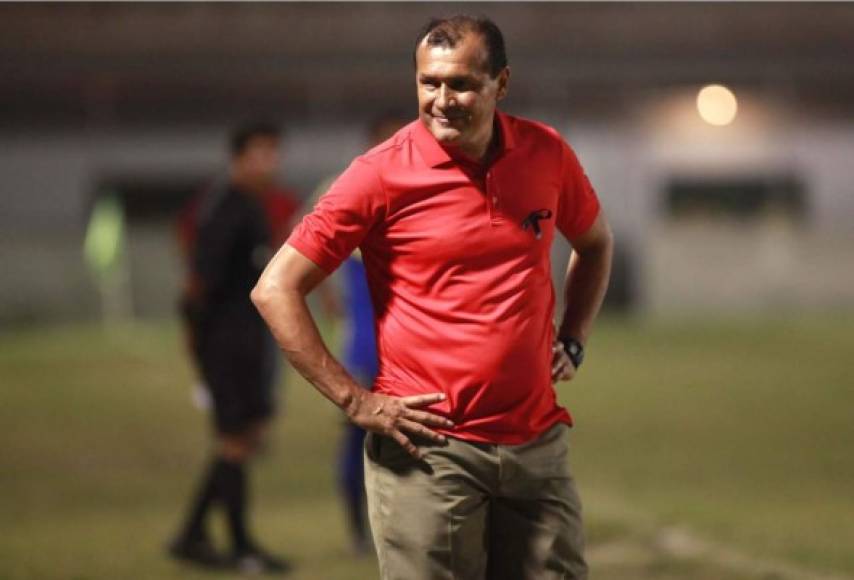 Se menciona que el entrenador hondureño Wilmer Cruz, del Juticalpa FC, es otro de los nombres que manejan en el Marathón para sustituir a Carlos Pavón.