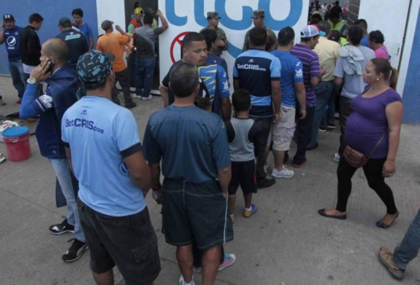 La seguridad está presente en los portones del Estadio Nacional de Tegucigalpa.