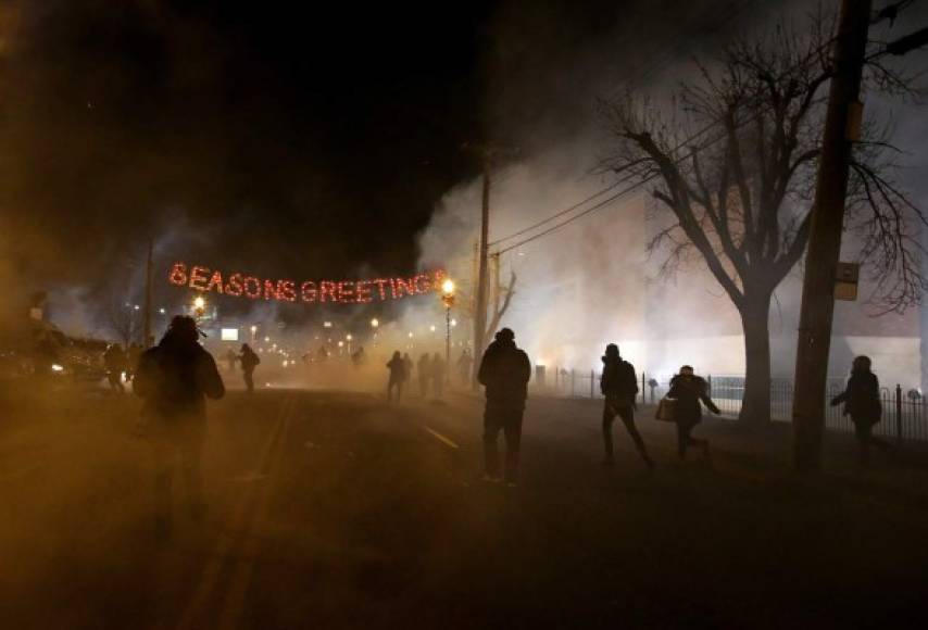 Los agentes lanzaron gases lacrimógenos para dispersar a los manifestantes.